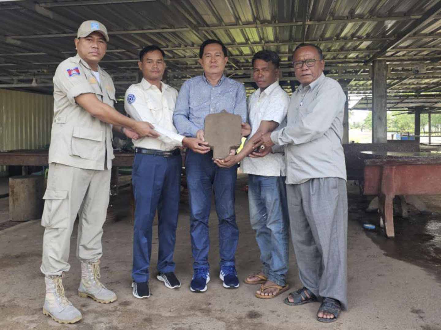 អាជ្ញាធរជាតិព្រះវិហារទទួលសិលាចារឹកចំនួន១ ផ្ទាំងពីលោក សឹម ហេង ប្រជាពលរដ្ឋ រស់នៅភូមិស្រអែមខាងត្បូង ឃុំកន្ទួត ស្រុកជាំក្សាន្ត ខេត្តព្រះវិហារ